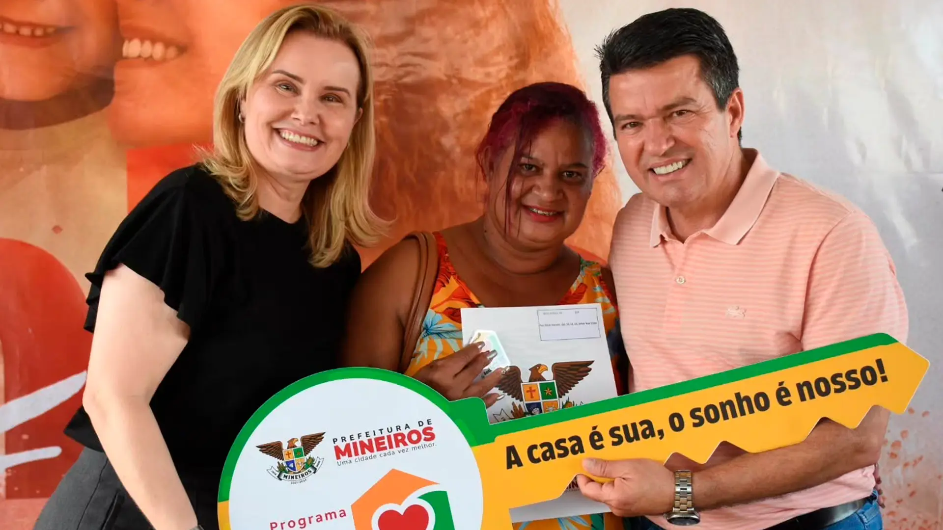 Ana Paula e o prefeito Aleomar entregando a chave de uma casa